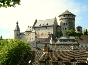 Burg Stolberg mit Klappläden in den Stadtfarben